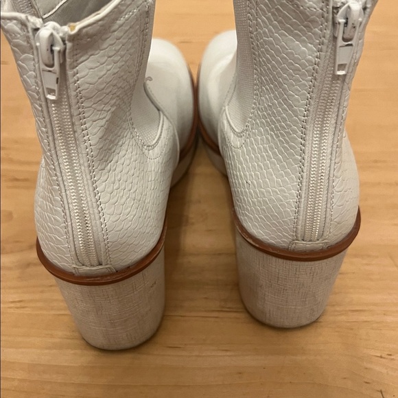 Pierre Dumas White Textured Ankle Boots - Picture 5 of 6